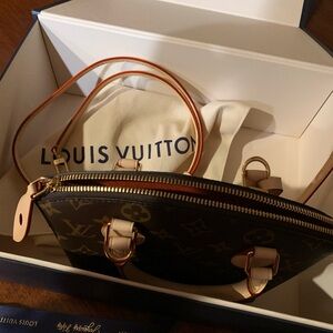 Absolutely stunning brand new authentic rare and collectible Louis Vuitton purse